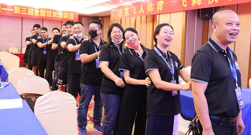 迈克飞人篮球课程体系:迈克飞人篮球启蒙班 迈克飞人篮球课程结合国内外先进理念,反复研究精心打磨,根据年龄、身体素质、技术水平等将学员分为启蒙班(4-6岁)、基础班(7-9岁)、提高班(10-12岁)、精英班(10岁以上)、私教班(适用于所有)五个班别。每一个班别都有对应的科学教学策略,帮助学员成为更优秀的自己。