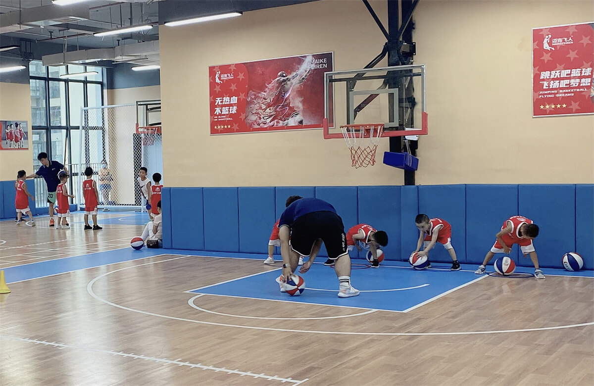 迈克飞人篮球山湖世纪馆的孩子们在认真的上课
