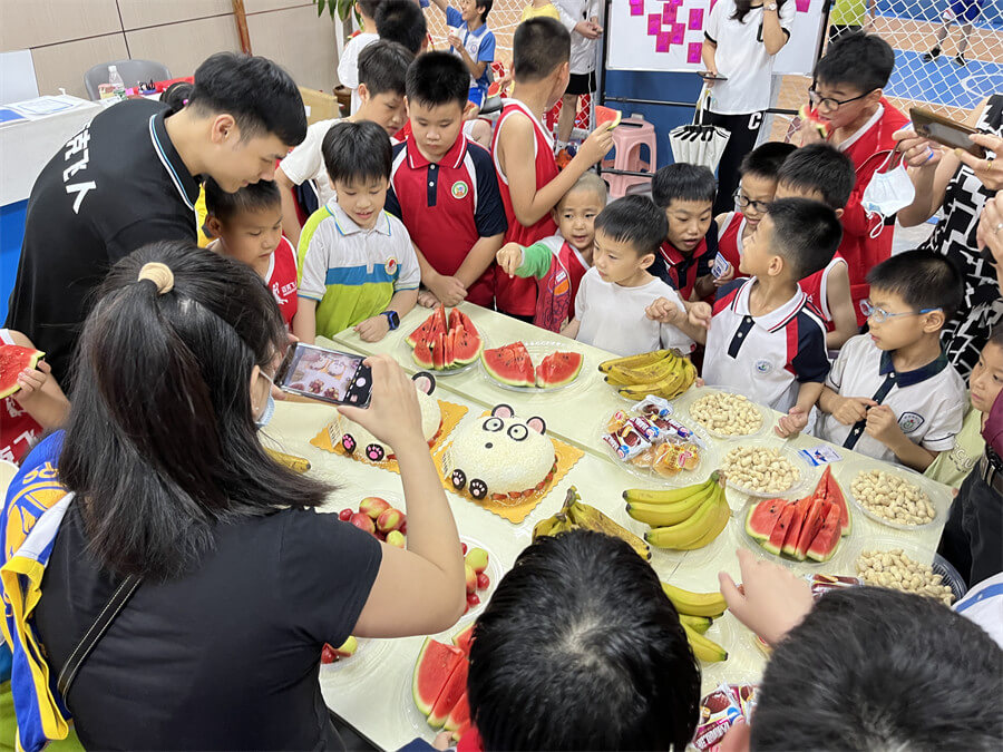 迈克飞人少儿篮球俱乐部山湖世纪馆4月小飞人生日同庆会(图3) 小飞人生日同庆会_迈克飞人少儿篮球俱乐部_迈克飞人篮球山湖世纪馆_生日盛宴_少儿篮球教学_少儿篮球教育