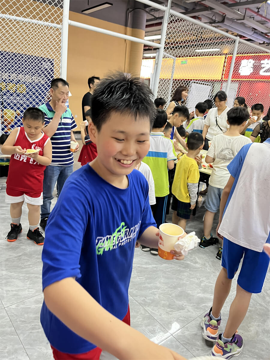 迈克飞人少儿篮球俱乐部山湖世纪馆4月小飞人生日同庆会(图5) 小飞人生日同庆会_迈克飞人少儿篮球俱乐部_迈克飞人篮球山湖世纪馆_生日盛宴_少儿篮球教学_少儿篮球教育