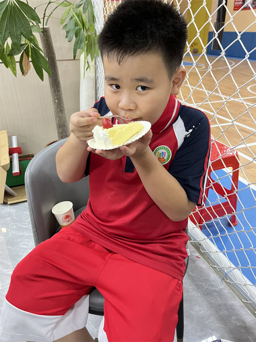 迈克飞人少儿篮球俱乐部山湖世纪馆4月小飞人生日同庆会(图6) 小飞人生日同庆会_迈克飞人少儿篮球俱乐部_迈克飞人篮球山湖世纪馆_生日盛宴_少儿篮球教学_少儿篮球教育