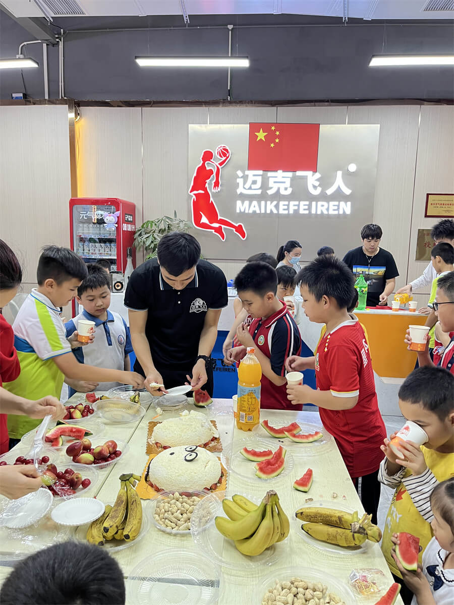 迈克飞人少儿篮球俱乐部山湖世纪馆4月小飞人生日同庆会(图7) 小飞人生日同庆会_迈克飞人少儿篮球俱乐部_迈克飞人篮球山湖世纪馆_生日盛宴_少儿篮球教学_少儿篮球教育