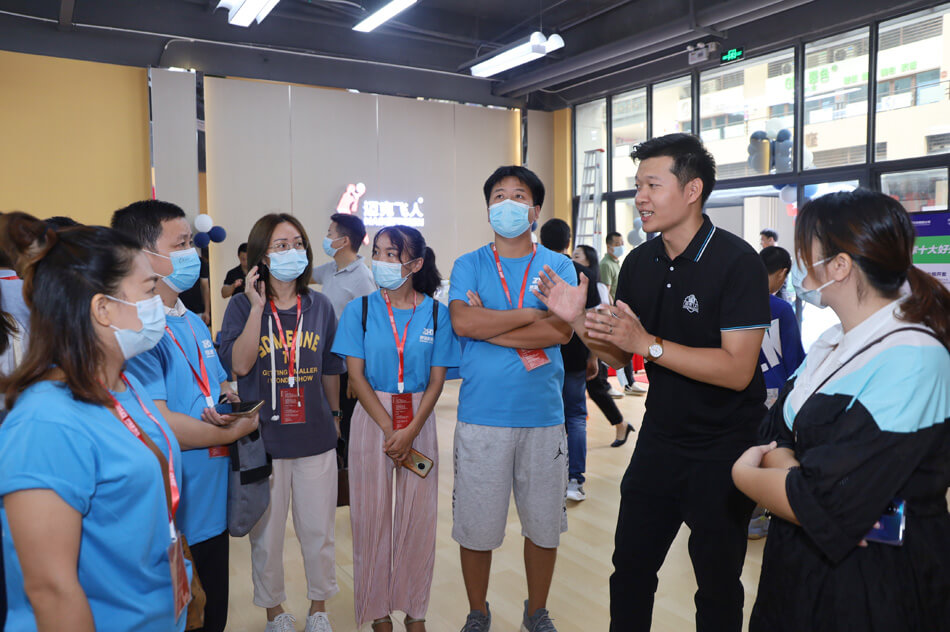 众多投资人纷纷前来迈克飞人少儿篮球俱乐部实地考察