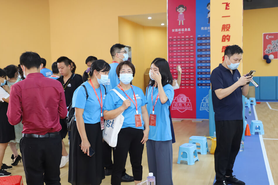 众多投资人纷纷前来迈克飞人少儿篮球俱乐部实地考察