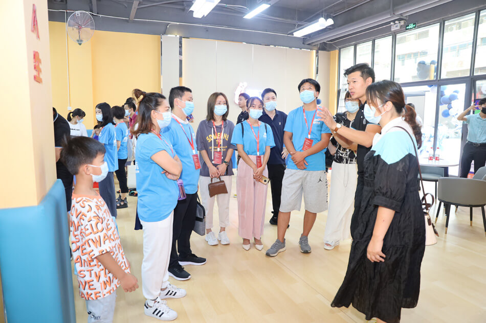 众多投资人纷纷前来迈克飞人少儿篮球俱乐部实地考察