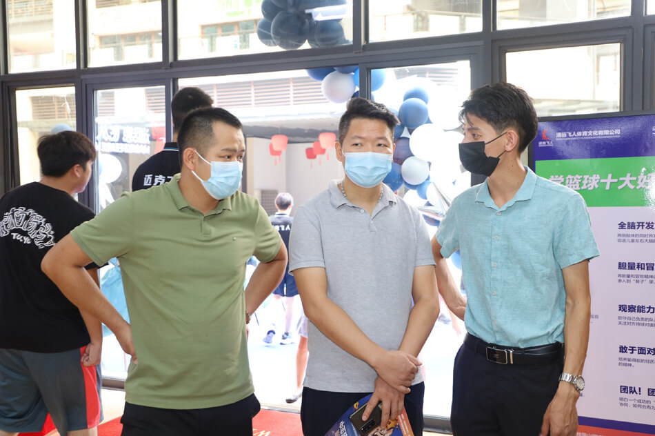 众多投资人纷纷前来迈克飞人少儿篮球俱乐部实地考察