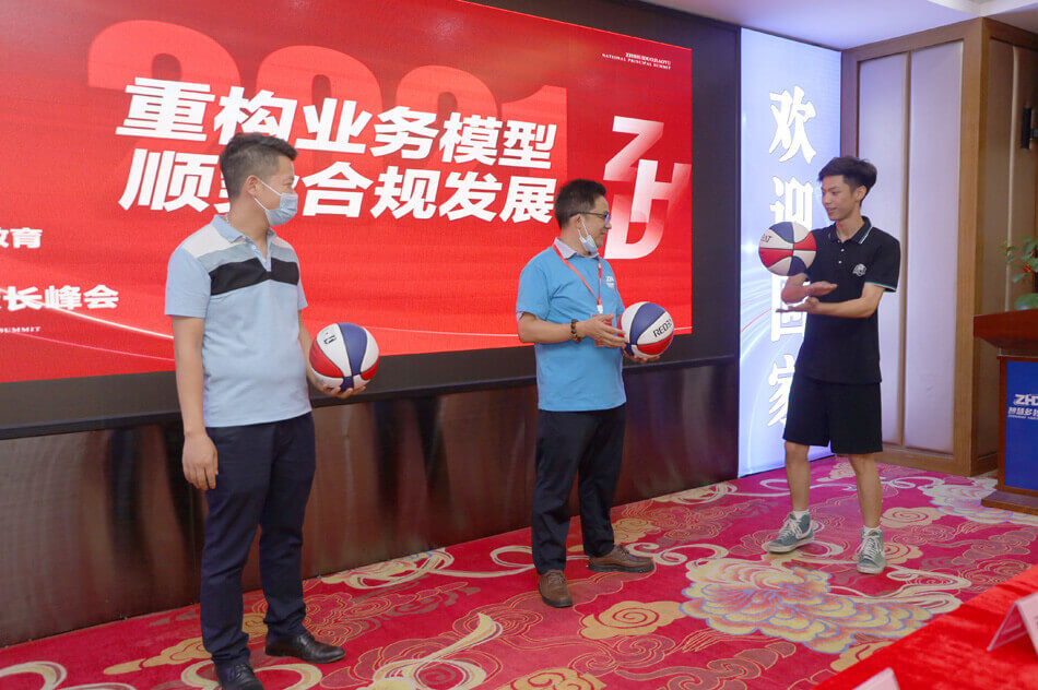 扬帆起航,聚力向前——迈克飞人篮球新品发布会圆满落幕(图3) 迈克飞人篮球新品发布会-花式篮球表演
